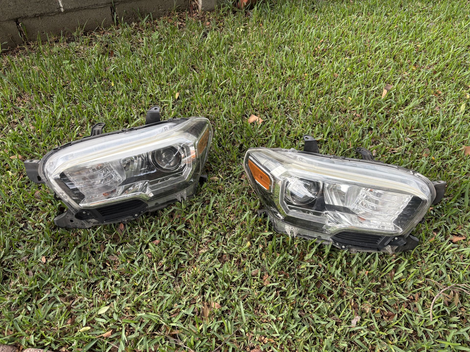 2018 Toyota tacoma Headlights