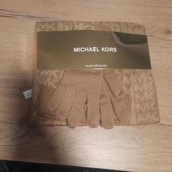 Michael Kors Beautiful Scarf, Hat And Glove Set