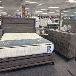 Brown Wooden Style 5pc Bedroom Set For Sale ( Free Mattress & Free Nightstand)