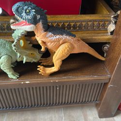 Mattel Jurassic World Dominion Roar Strikers Dinosaur Action Figure with Roaring Sound & Attack Action, Skorpiovenator Dino Toy Includes Digital Play