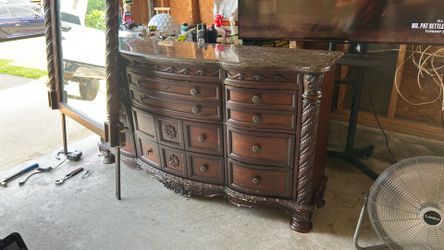 Dresser w/mirror