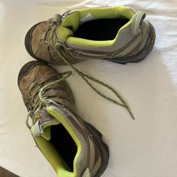 Women’s hiking shoes keen