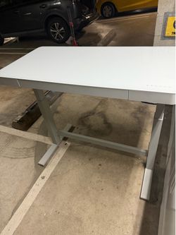 Electric standing desk