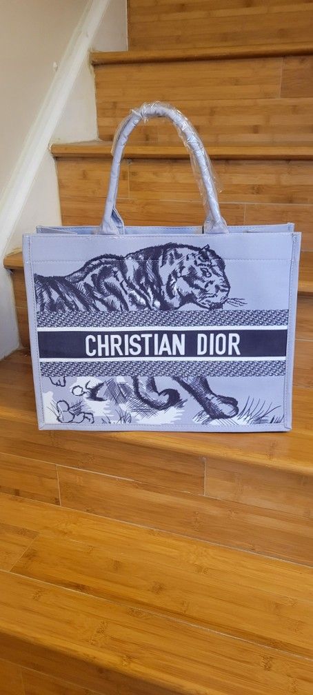 Brand New Women Tote Bag .. Ask For More Style Pics And Brand If You Intersetd