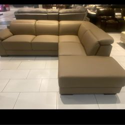 *New Year Sale Event*---Portofino Stunning Leather Sectional Sofa---Delivery And Easy Financing Available🙌