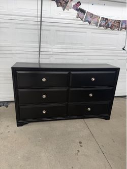 6 drawer black wooden dresser !