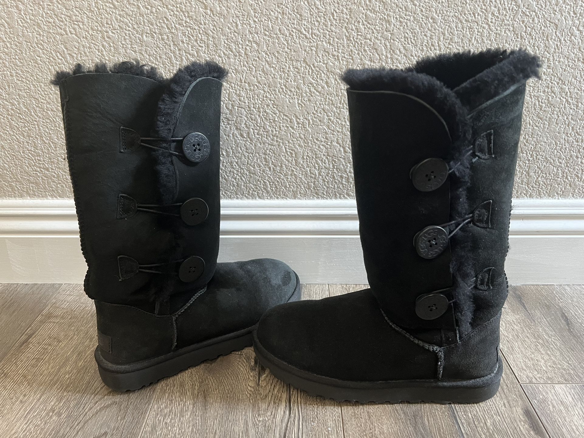 Women’s UGG Bailey button boots. Size 7
