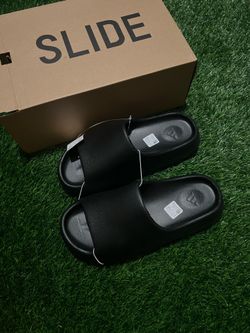 BLACK ONYX YEEZY SLIDES ADIDAS