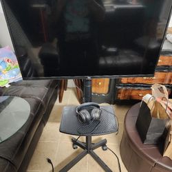 32" Amazon Fire Tv And Mobile Rolling Stand With Power Outlet