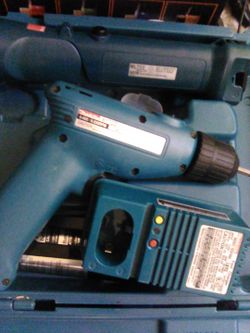 Makita 6172D cordless drill ,flashlight and fast charger in original carrying case