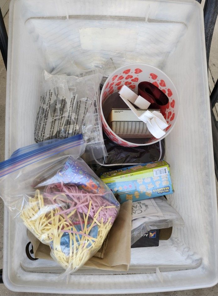 BOX OF MISCELLANEOUS ITEMS ( ALL FOR $1 )