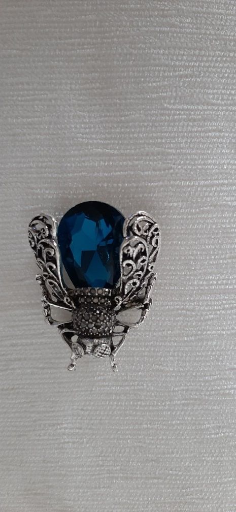 Insect Brooch with blue gem  & silver tone detailing.