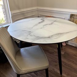 Beautiful table And 4 Chairs