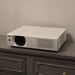 3800 LUMENS!! Sanyo PLC-WXU700A Projector