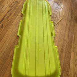 It is a bright yellow plastic snowboard (also commonly known as a sled, the English term is Sled or Toboggan).  • Material: Lightweight, cold-resistan