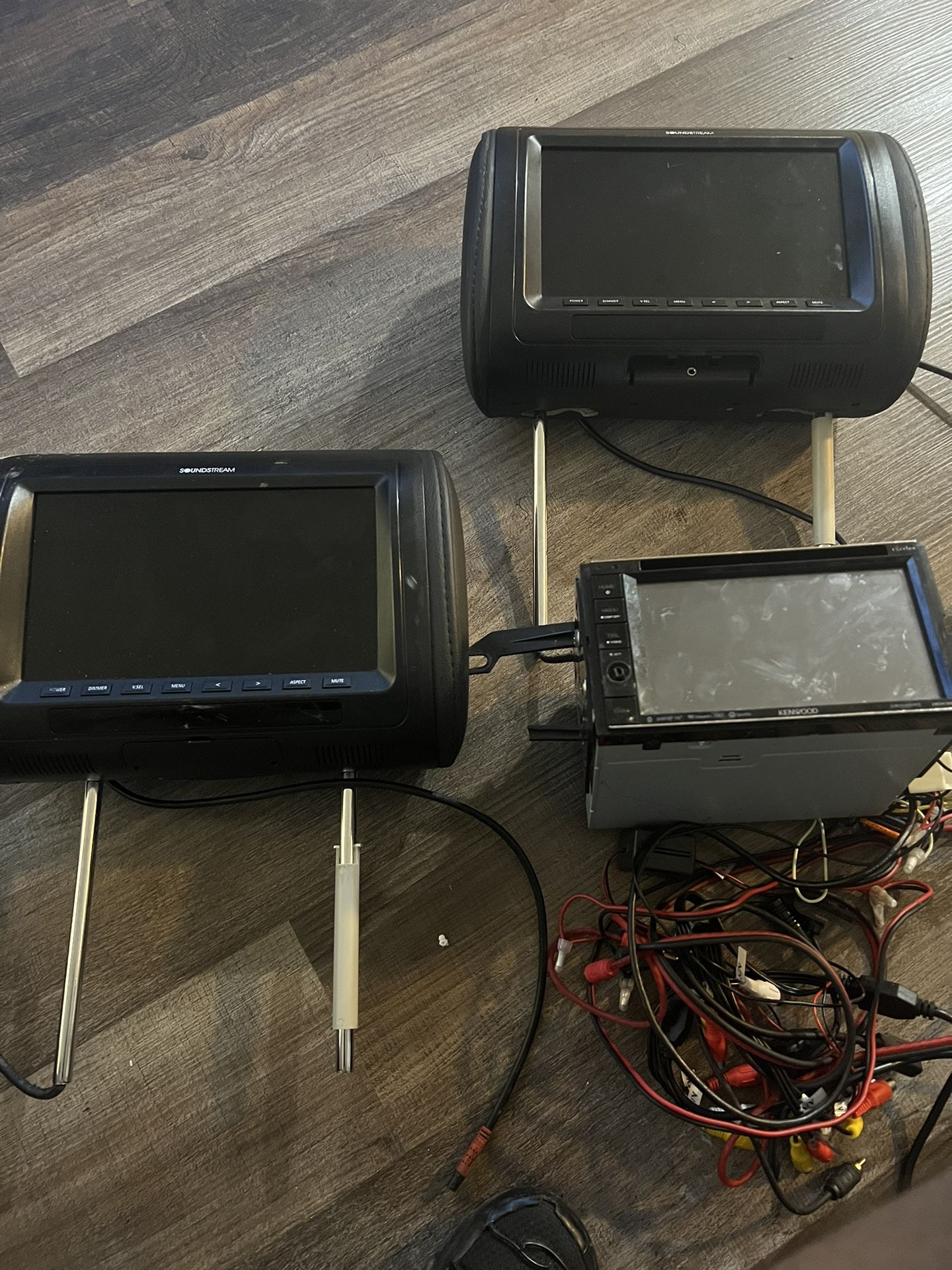 Car Touchscreen Radio And 2 Head Rest TVs