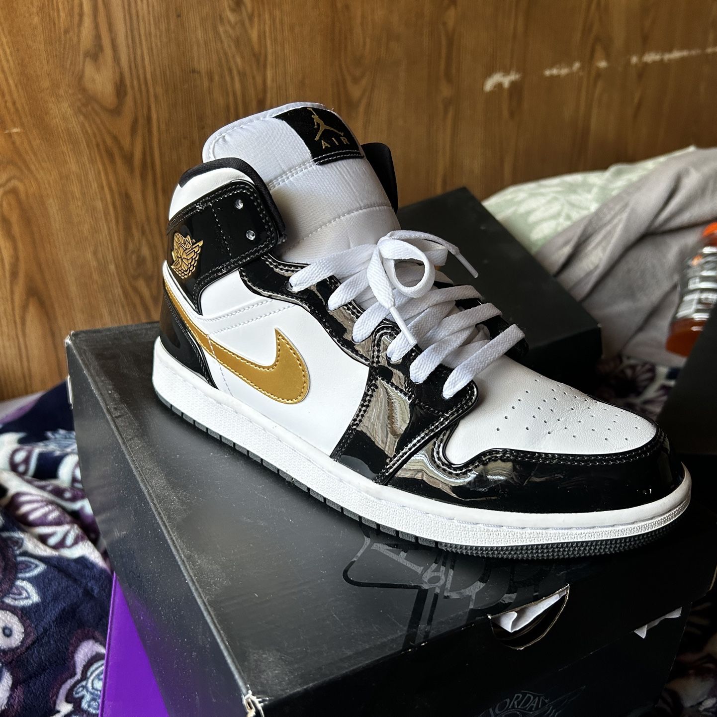 Jordan 1 Mid SE Black And Gold