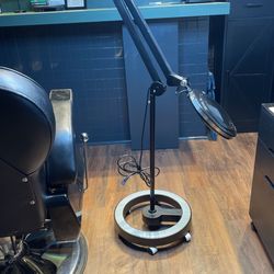 Magnifying lamp with stand
