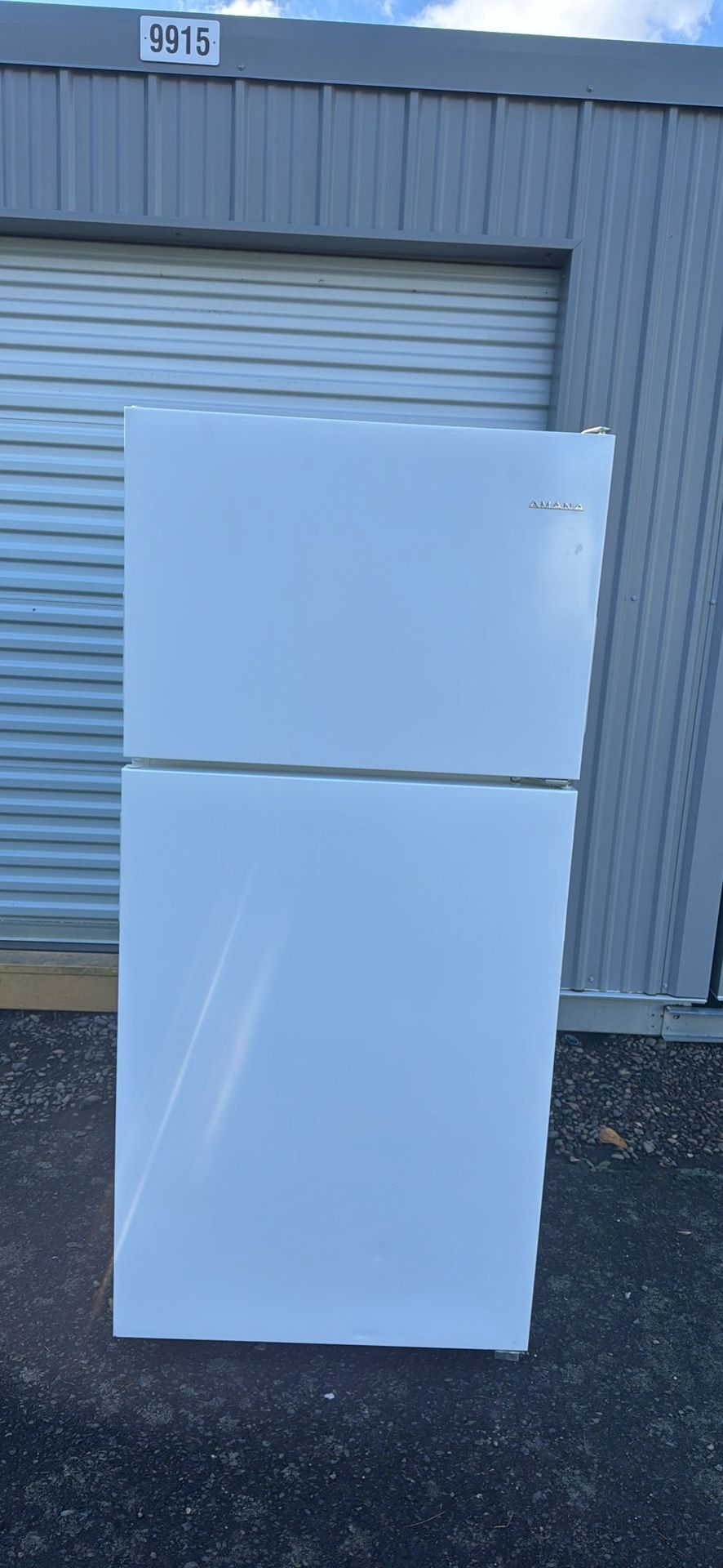 Amana refrigerator in excellent condition🧊