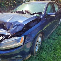 Volkswagen Jetta 2014 for part only.and engine and transmission are good and has 1
