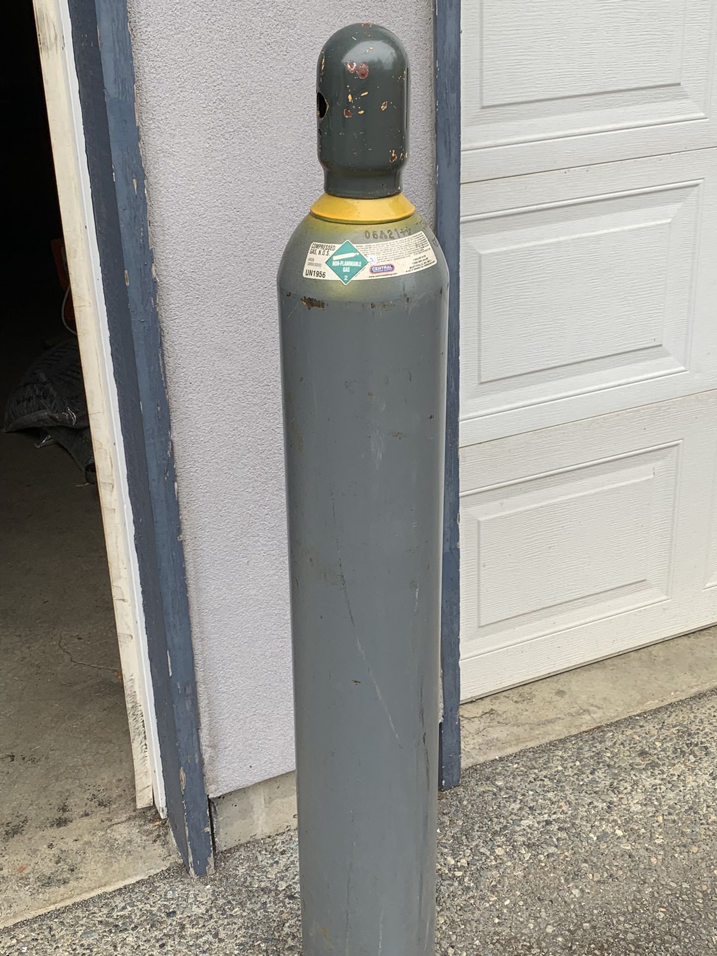 75% Argon 25% CO2. 155 Cf Tank