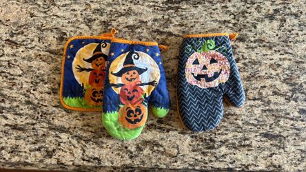 Halloween Oven Mitts and Pot Holder Set