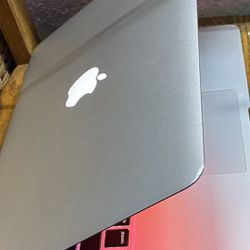 2017 Apple MacBook Air 13 Inches Intel Core I7 8GB 500GB SSD $250