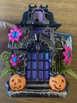 Haunted House Wallflower
