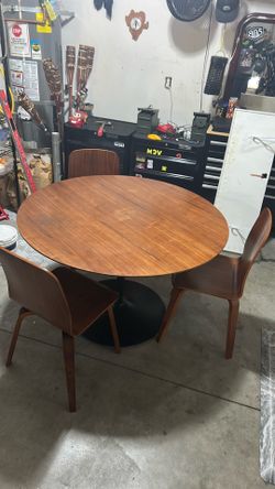 Circular table 3 chairs