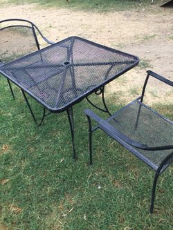 Mesa de fierro con 2 sillas muy Recistenta