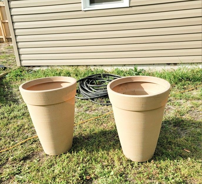 Large Flower Pots (2) New Condition