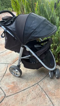 Graco Aire 3 stroller for pet or baby it adjusts goes flat