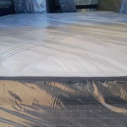 Brand New Queen Size Pillowtop Beautyrest Mattress Included Box Spring Free Delivery 