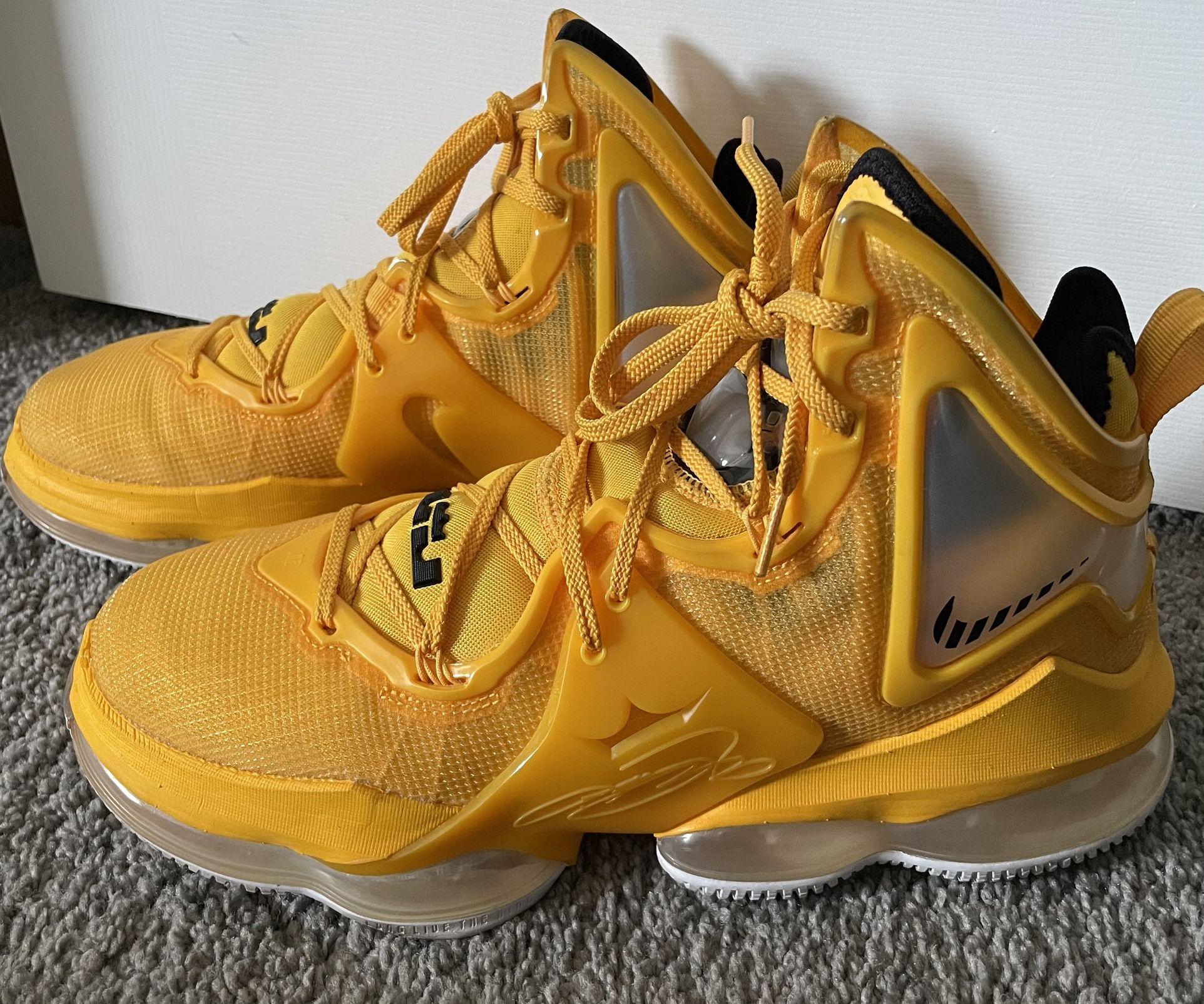 Nike Men’s Lebron 19 Yellow Shoes (Size 10)