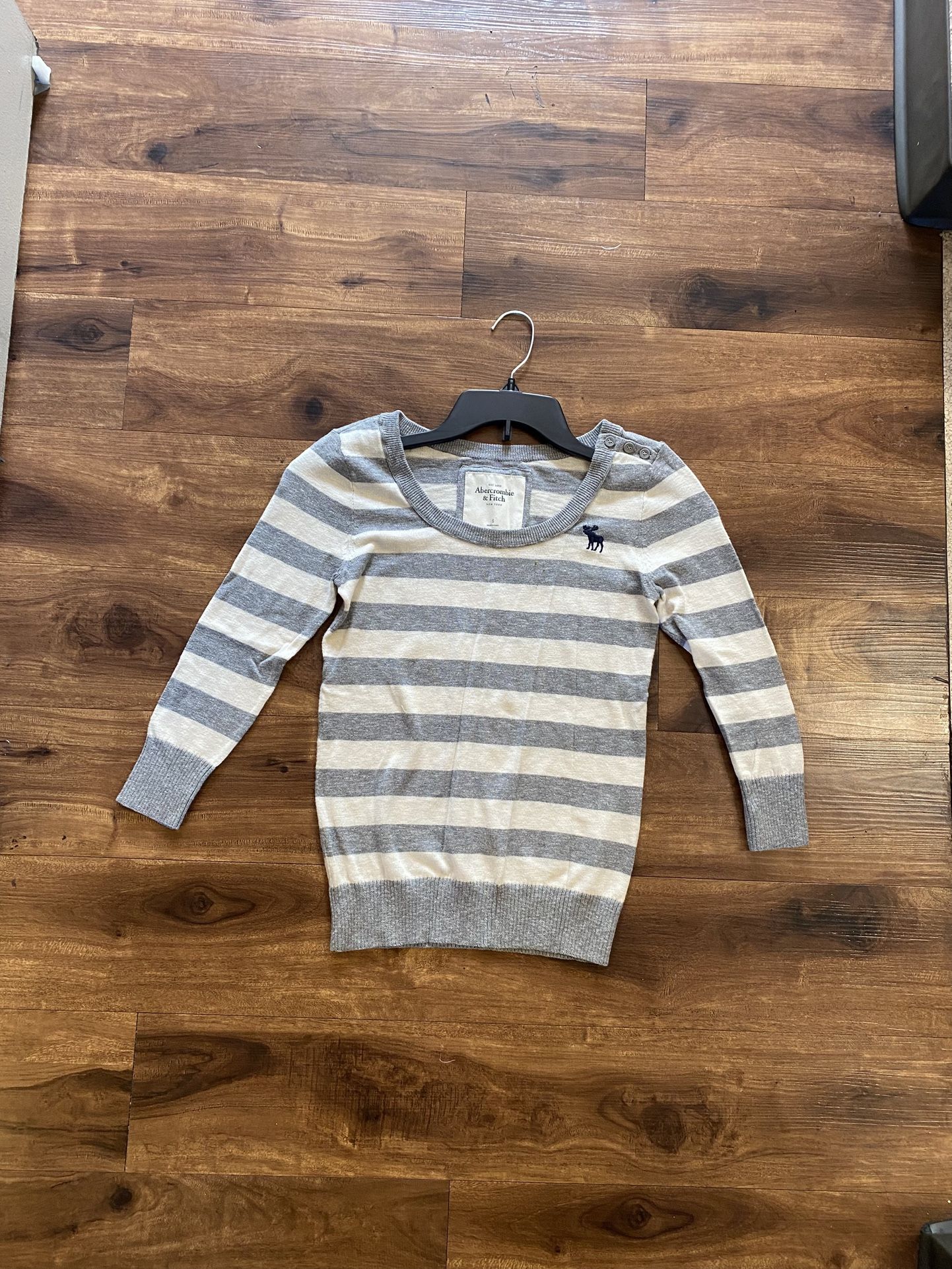 Brand New Woman’s Abercrombie & Fitch brand White and Gray Striped Sweater Up For Sale