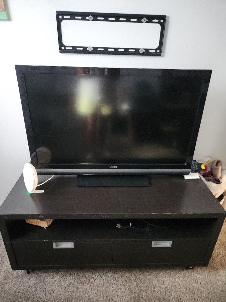 A 42 Inch VIZIO Tv