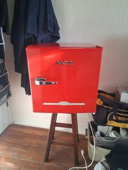 RCA MINI FRIDGE
