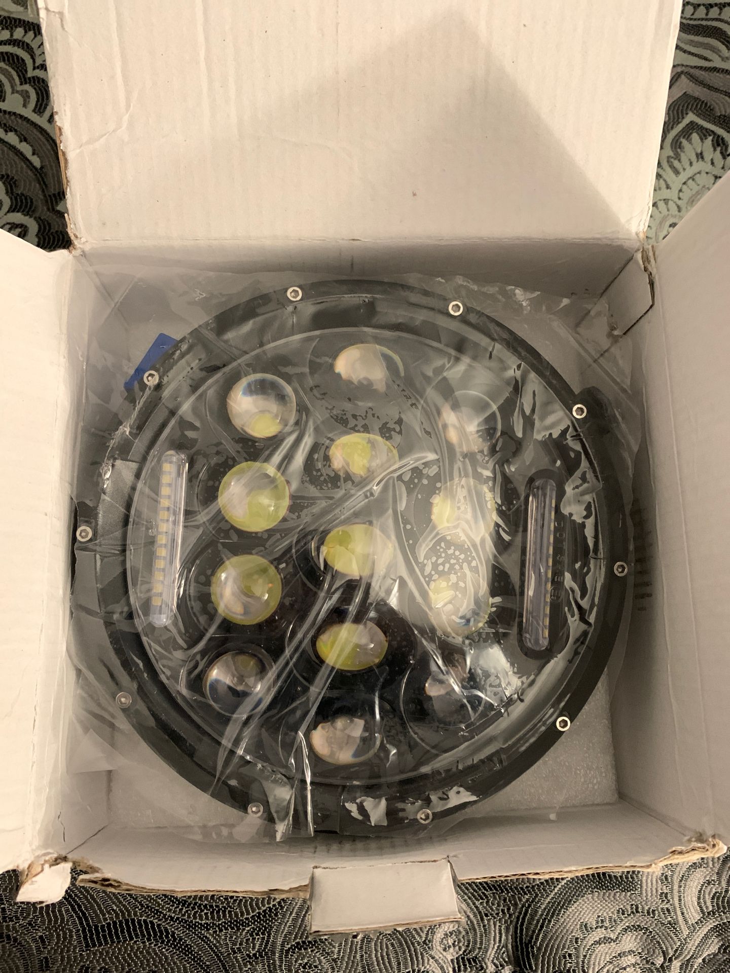 Brand new motorcycle Headlight 7” universal fits all bikes Harley,Indian,Suzuki,Yamaha,etc never used still in box lug and play ready to got