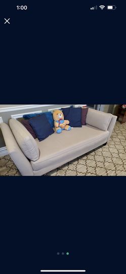 Day Bed With Side Pillows - No Smoking No Pets