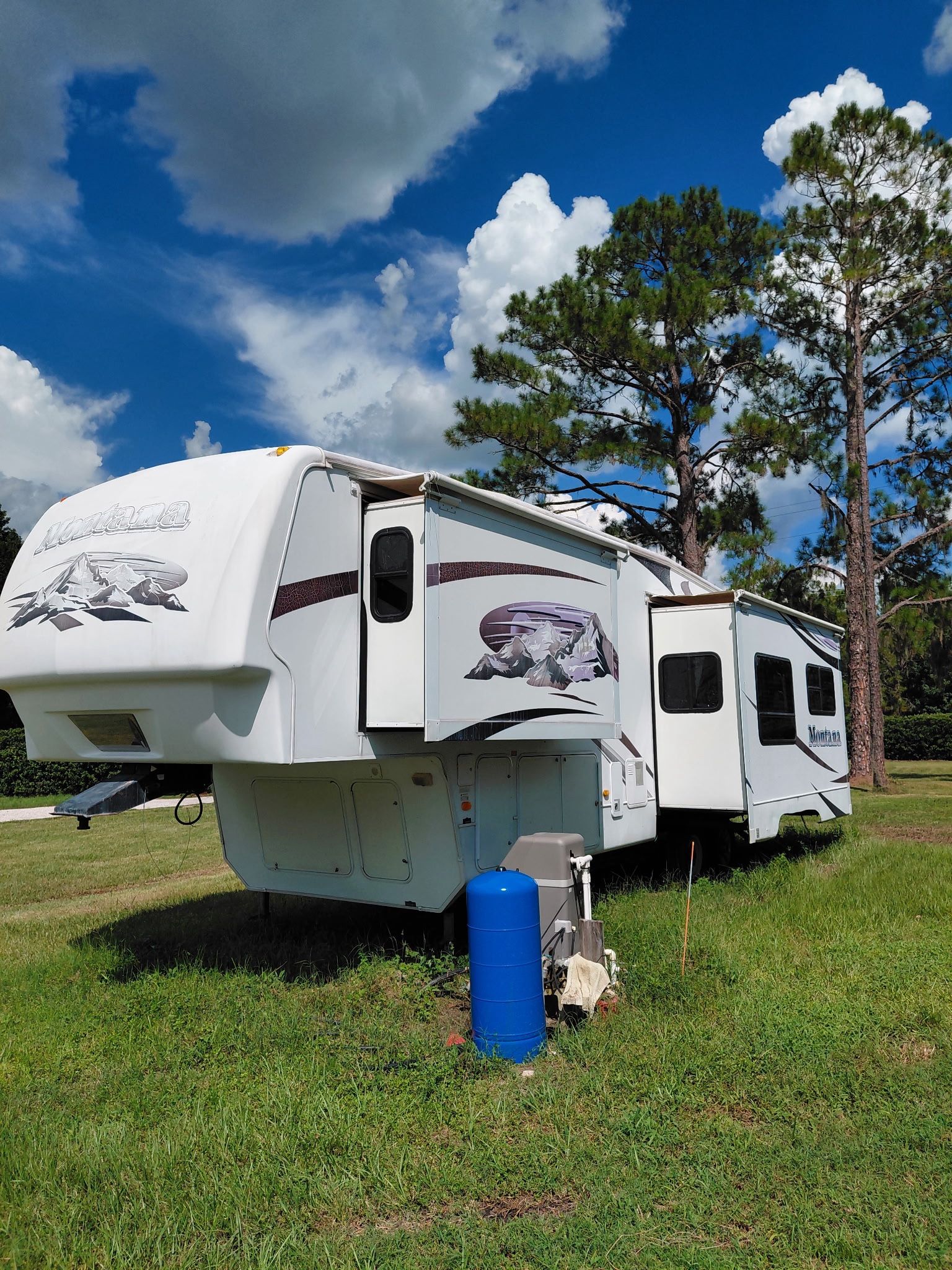 2009 Keystone Montana 34ft! Good Condition! 5th Wheel!!