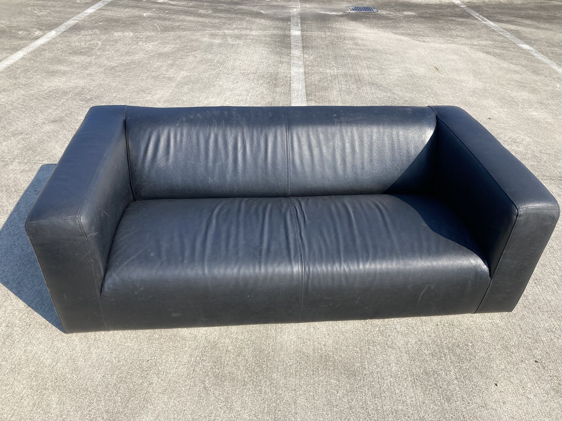 DISCOUNTED PRICE FOR TODAY sofa in Great Condition