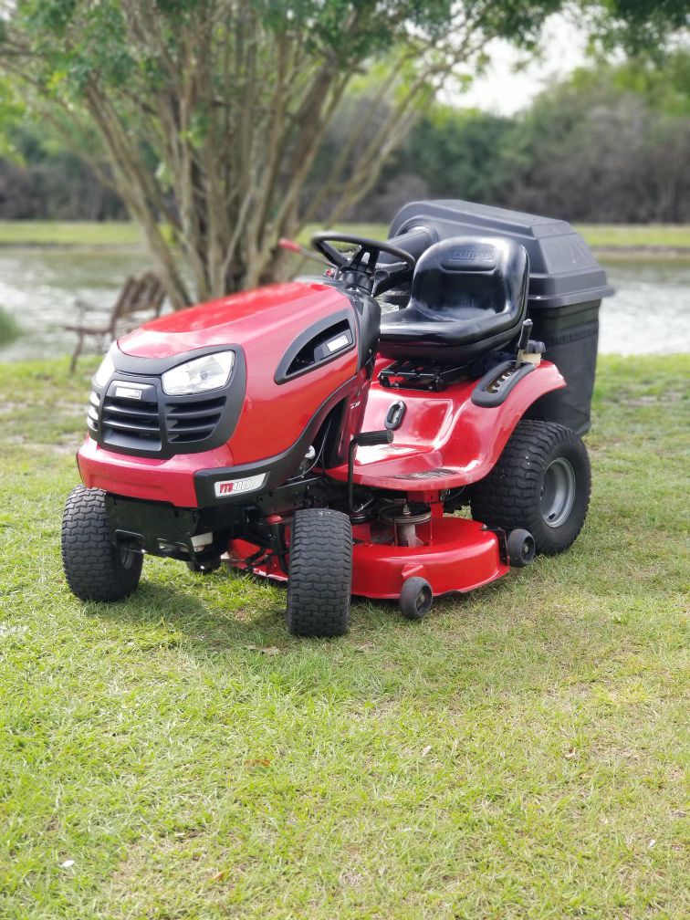 Craftsman YTS4000. Riding Lawn Mower.24Hp. 42" Cut. With Grass Catcher. Great Condittion.