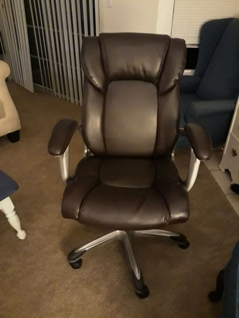 Durablend strong heavy duty office chair comfortable soft leather moving and need to sell