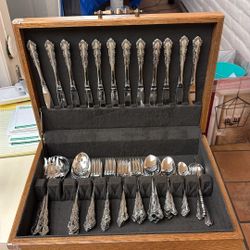 Oneida 63 Piece Set Flatware