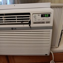 LG ( 10,000 ) BTU ENERGY STAR AIR CONDITIONER IN LIKE NEW  CONDITION 