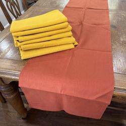 Maroon/gold Table Runners / Linens