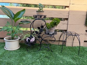 2 iron plant 🪴 stand for only 50 dollars everything (plants not included)