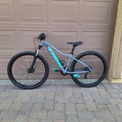 TREK MARLIN 5 MOUNTAIN BIKE 27.5 INCH LIKE NEW ( SMALL)