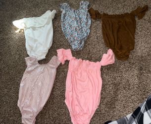 Bailey blossoms tops size 3t but fit like 2t