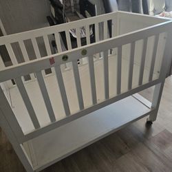 Free baby crib in good condition